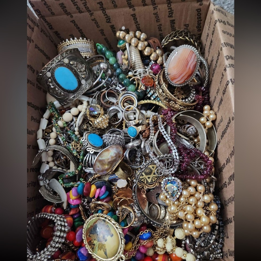 1 LBs vintage modern costume jewelry lot- You curate to your style preferences - Picture 4 of 11